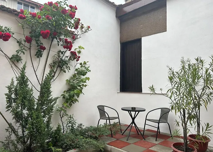 Fun House - Spacious Apartment Near Old Town